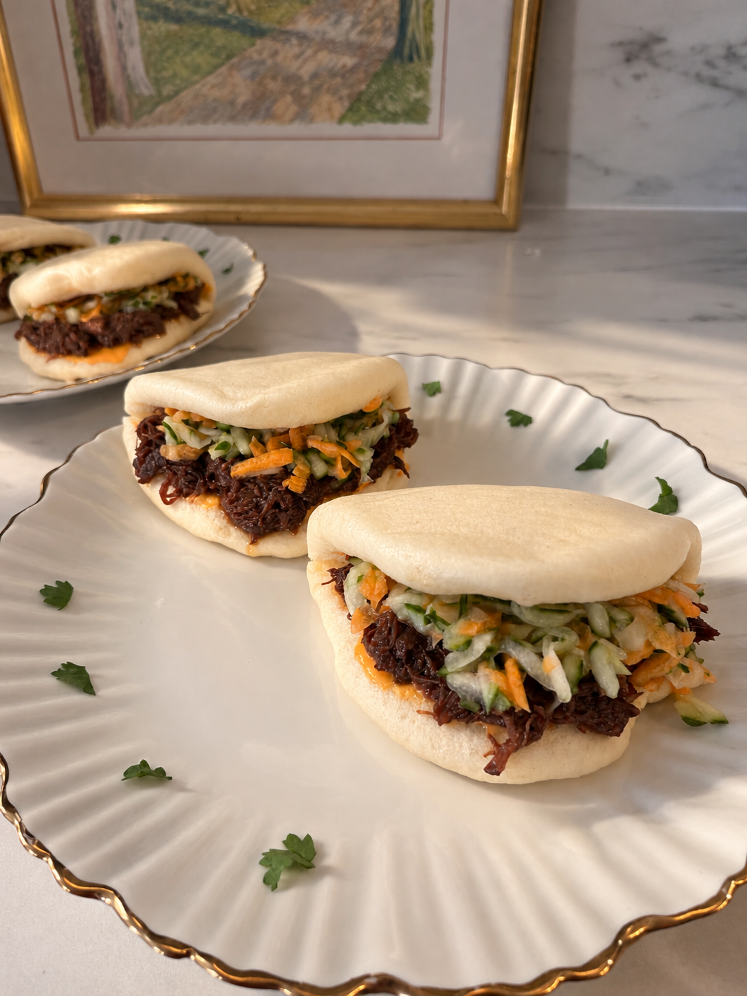 Pulled Beef Bao Buns mit Pickles und Sriracha-Mayo