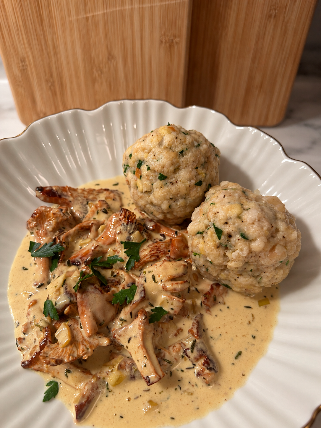 Semmelknödel mit cremiger Eierschwammerl-Sauce
