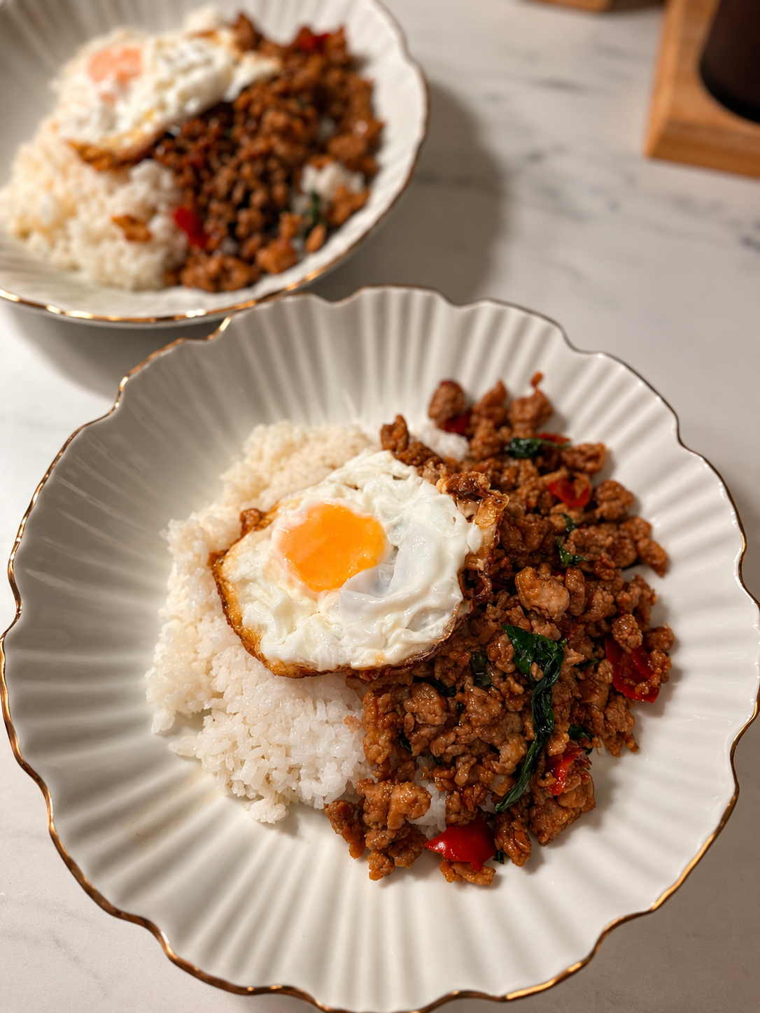 Pad Kra Pao mit Schweinehack, Thai Holy Basil und knusprigem Spiegelei