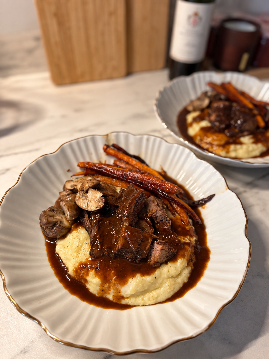 Geschmortes Rind mit Garlic Mash, glasierten Karotten und Champignons