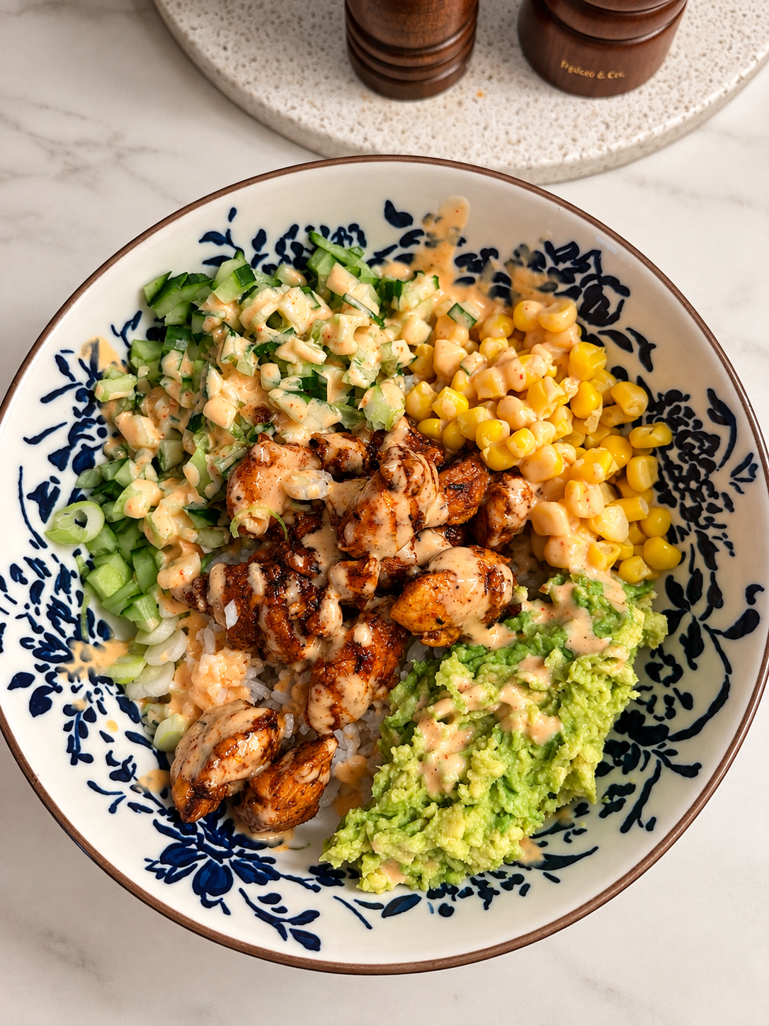 Jerk Chicken Bowl mit milder Sriracha-Mayo