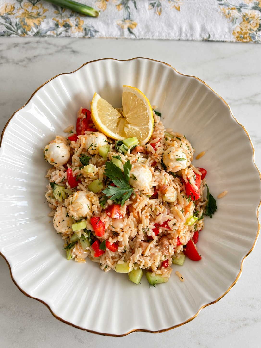Orzo-Chicken-Salat mit Zitronen-Olivenöl-Dressing
