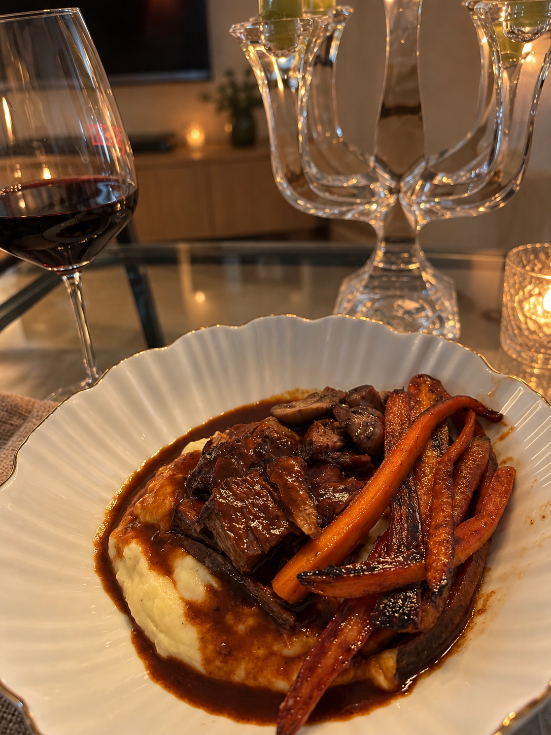 Rotwein bei einem gemütlichen Schmorabend