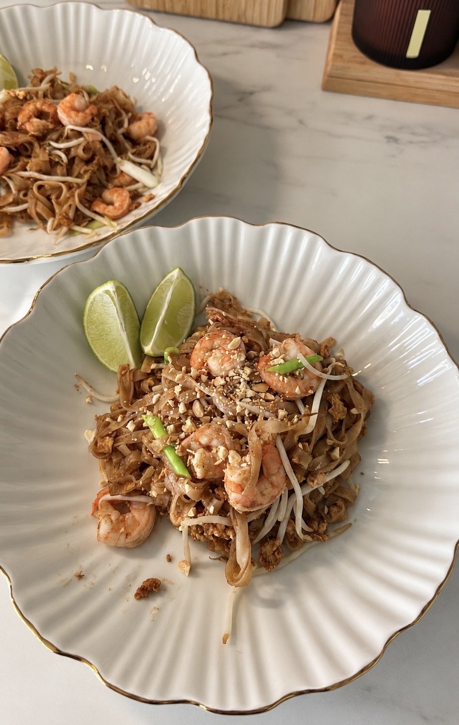 Authentisches Thai Street-Style Pad Thai mit Garnelen, Bohnensprossen und Erdnüssen