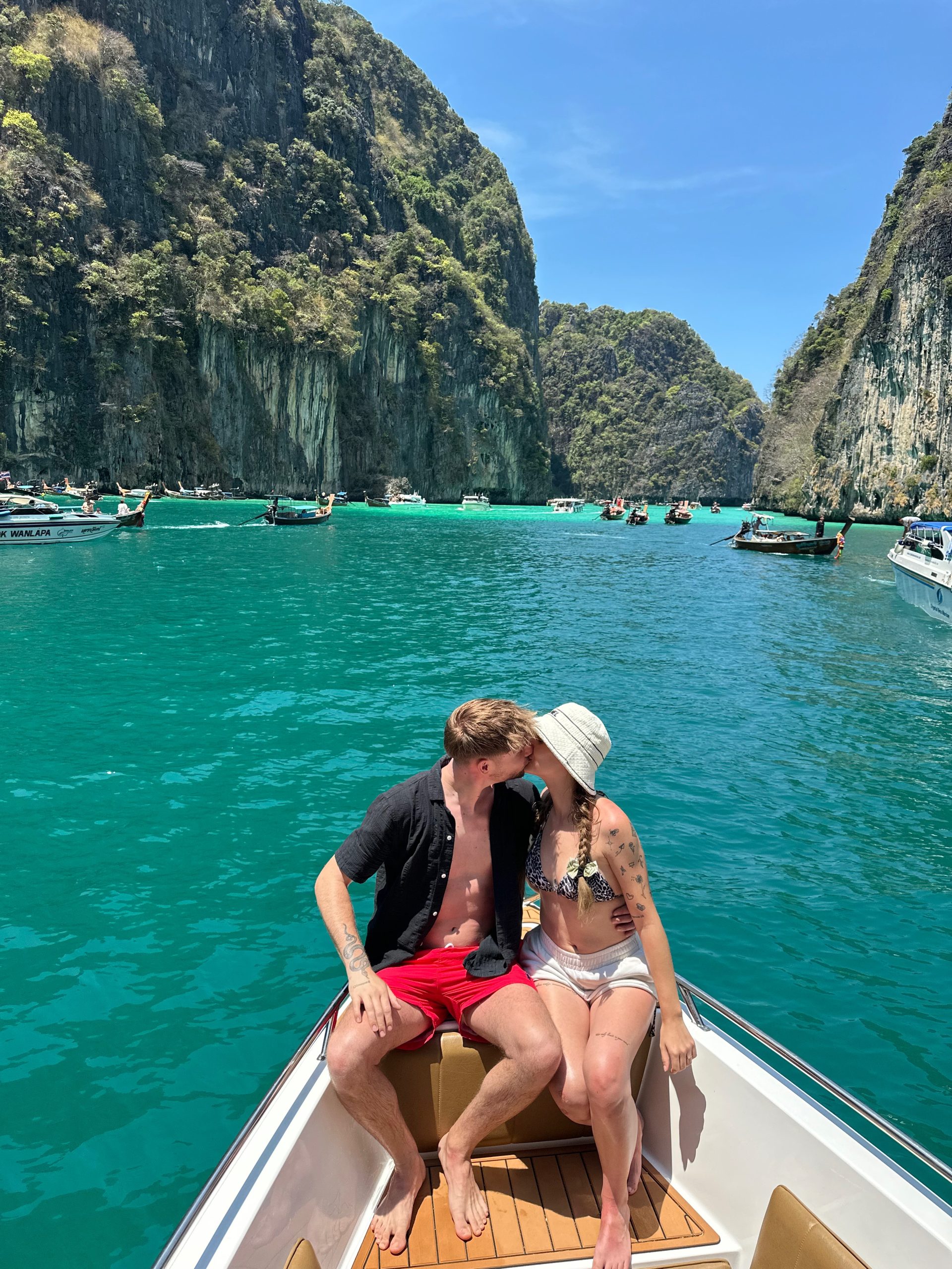 Lina und Leon küssen sich auf einem Boot bei Koh Phi Phi