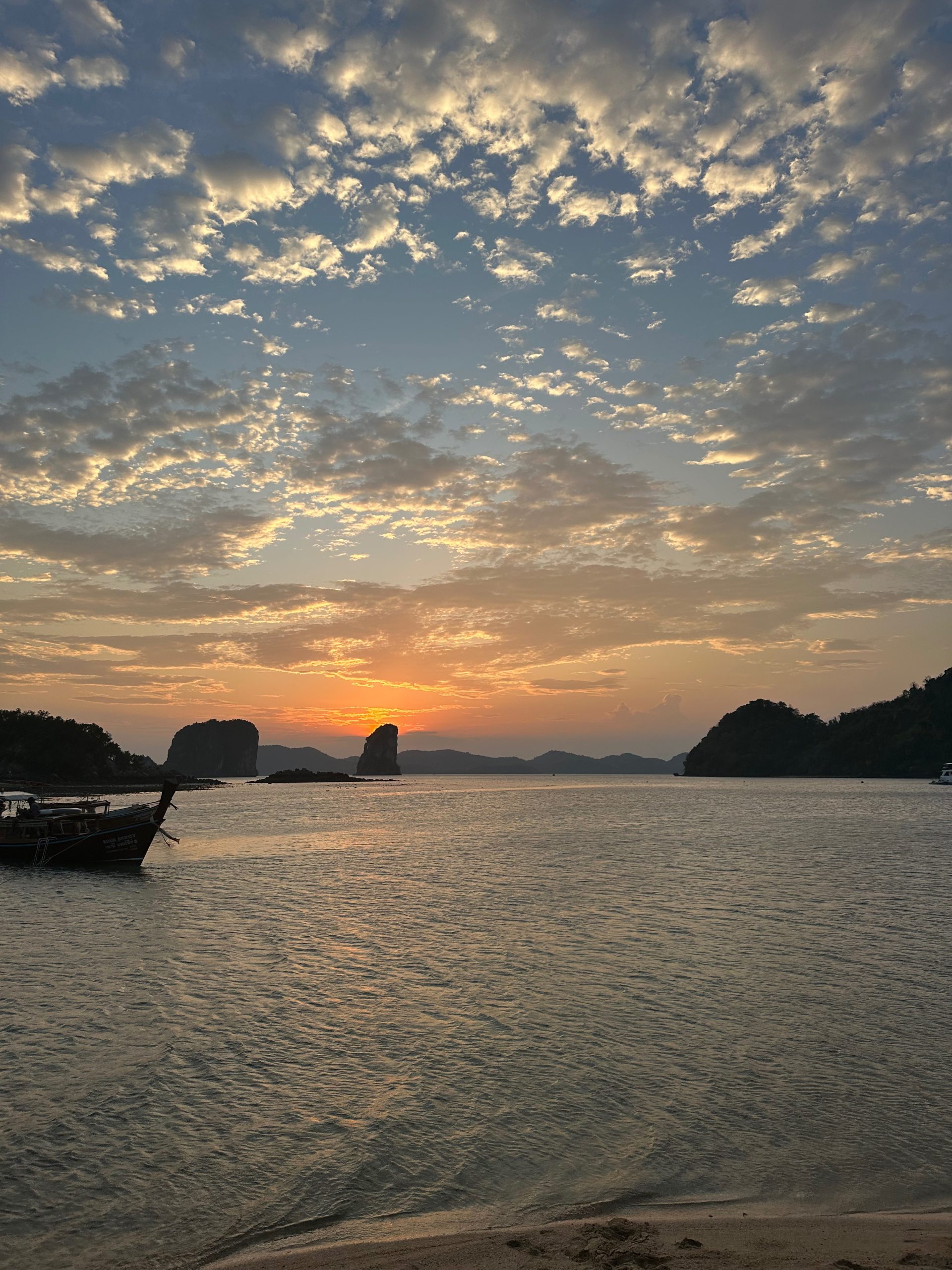 Boot und Sonnenuntergang während einer Tour in Thailand