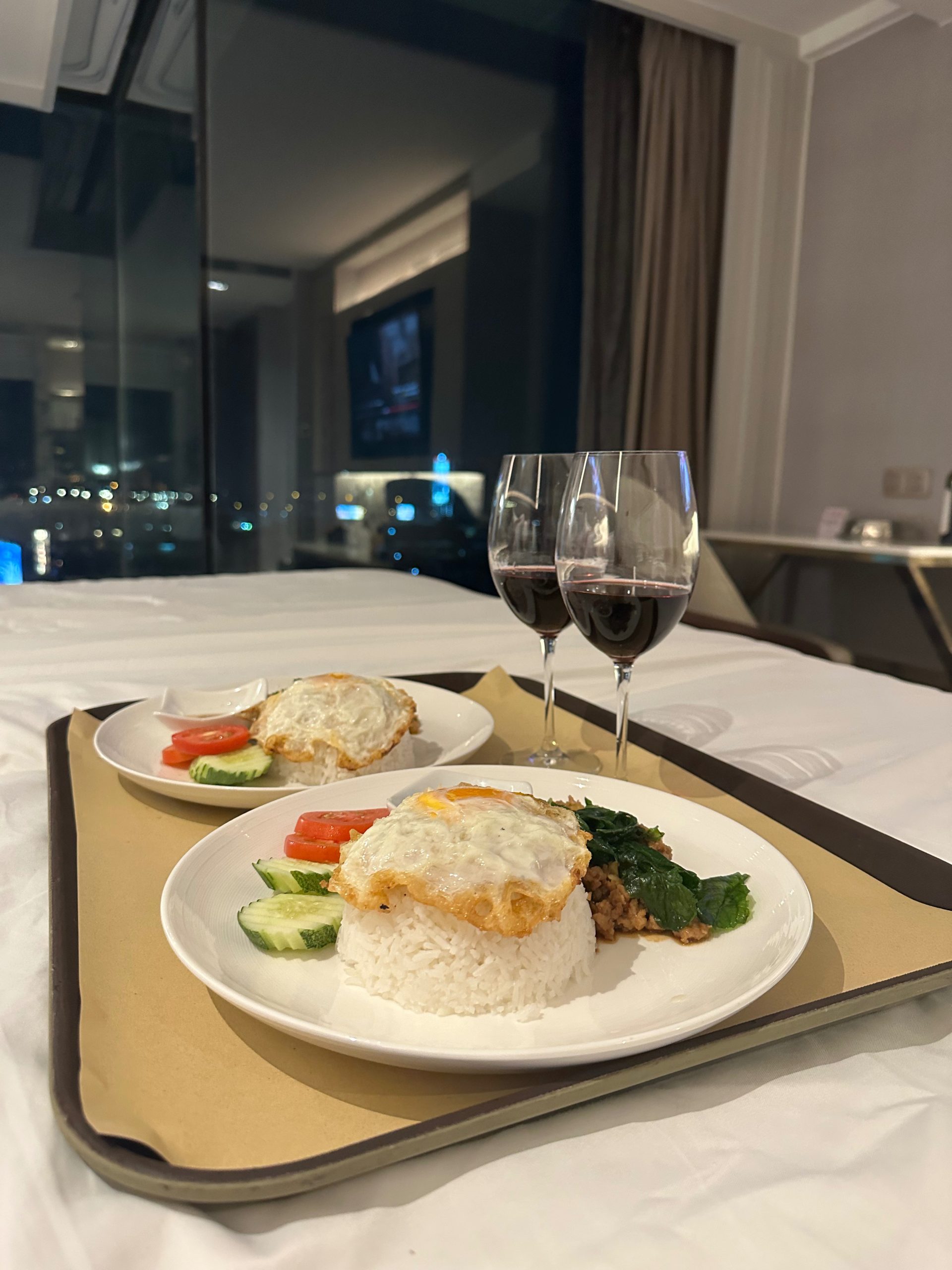 Zimmerservice mit Wein in Bangkok