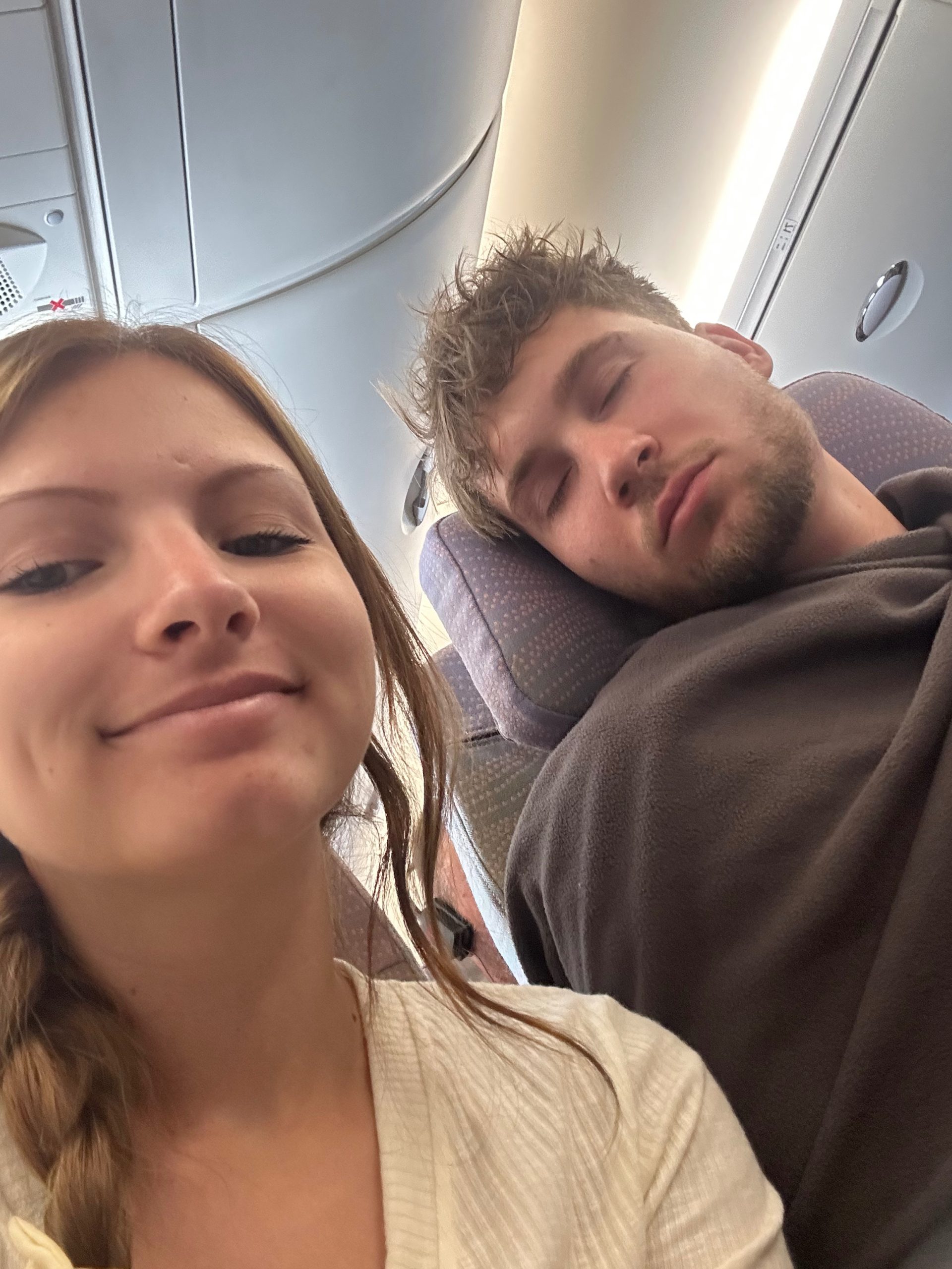 Lina und Leon auf dem Flug nach Thailand
