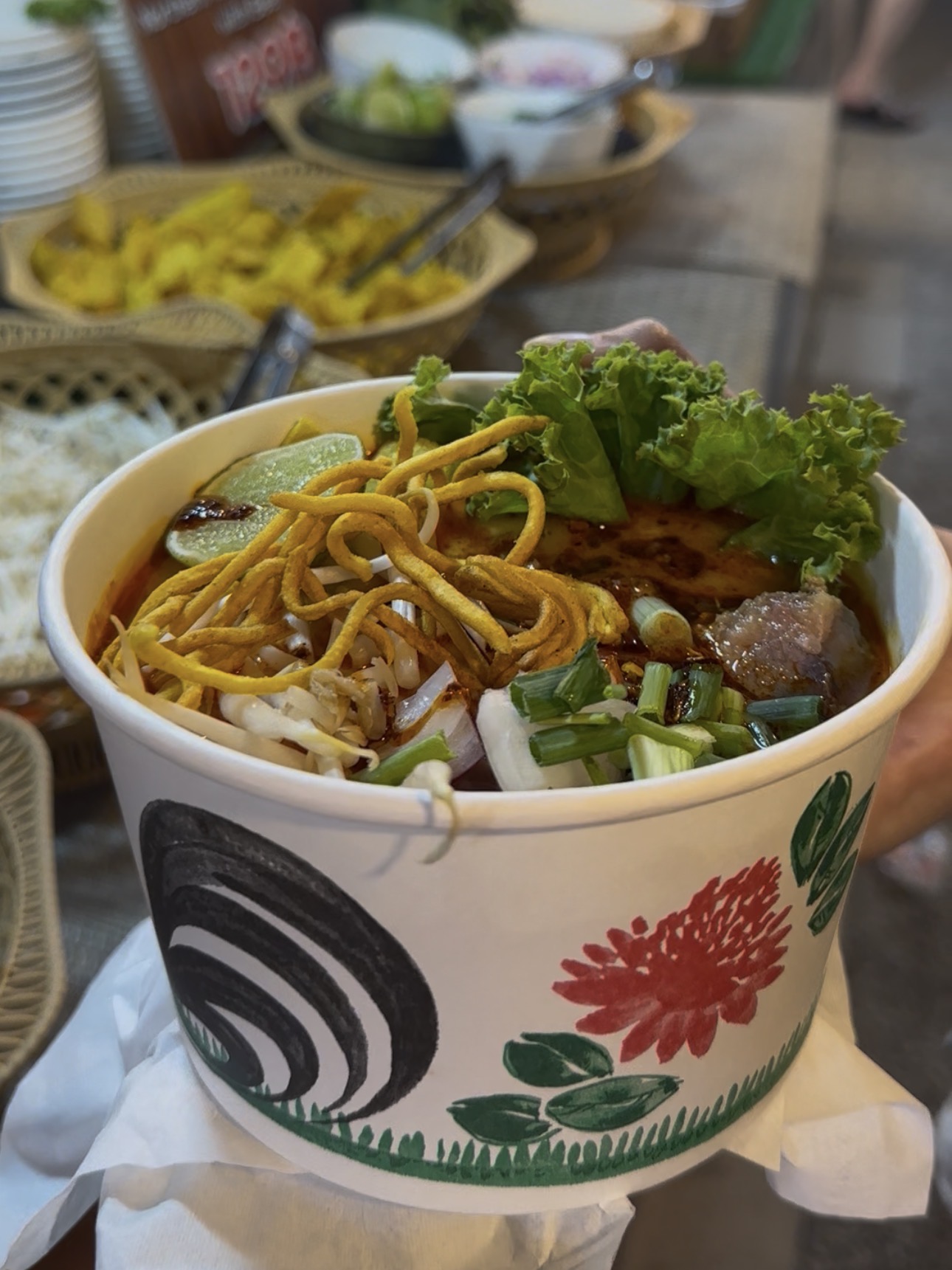 Khao Soi Suppe auf einem Streetfood-Markt in Krabi